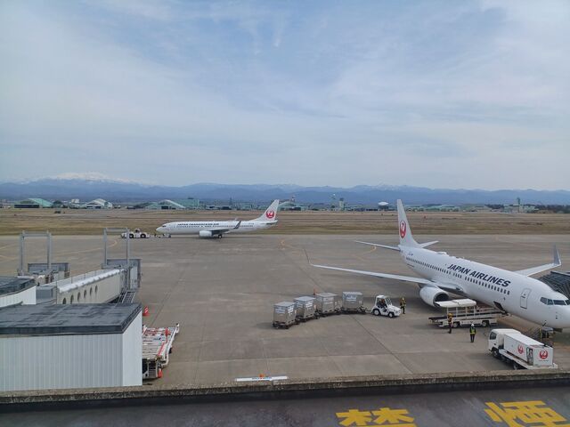 展望デッキより立山方面を望む_小松空港