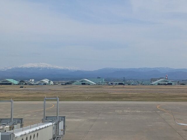 滑走路の先は 航空自衛隊 小松基地 その先には 綺麗な雪山_小松空港