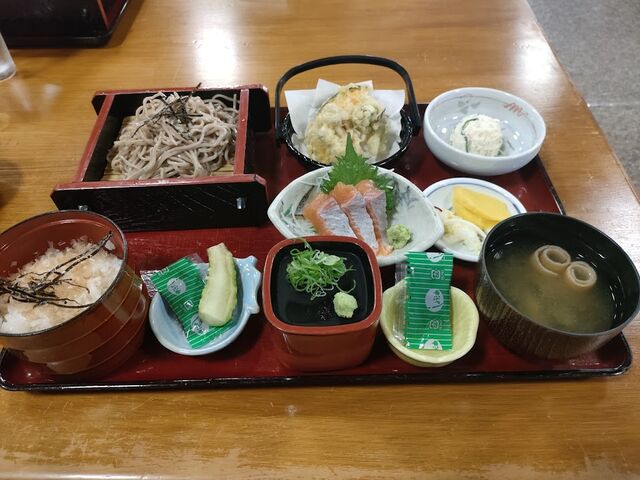 ご当地の食材をふんだんに使用した御膳です。てんぷらがとてもサクサクで美味。_小菅の湯 けやき