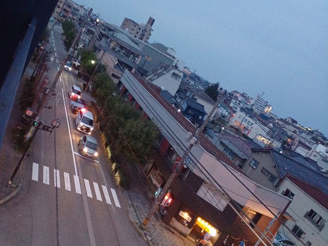 4階の部屋窓から下方を見ると 交差点と車の流れ_大江戸温泉物語 山代彩朝楽