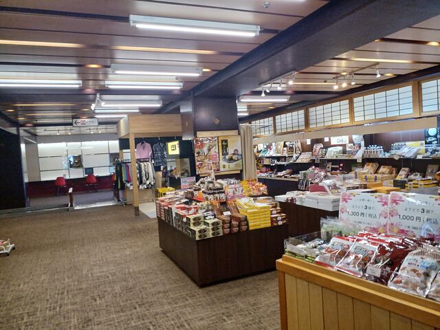 お土産売り場 ホテル内は 和テイストでとても落ち着きます_大江戸温泉物語 山代彩朝楽