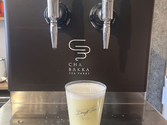 最後にはビールサーバーで入れるお茶「ドラフトティー」も体験できます。_CHABAKKA TEA PARKS