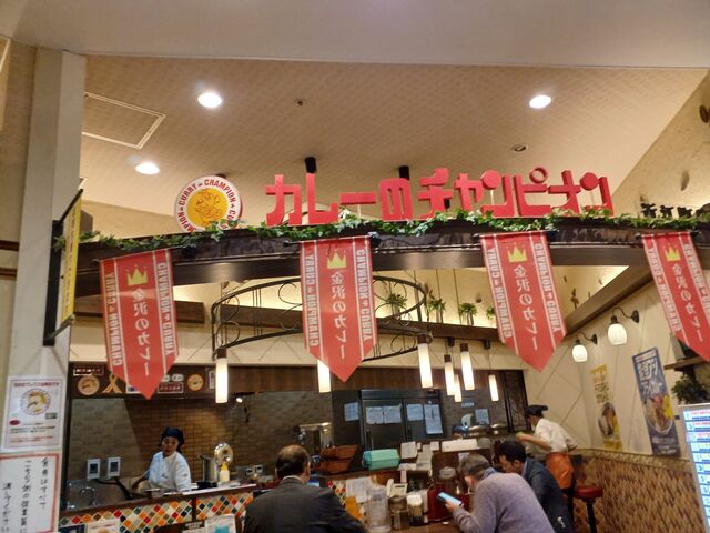 ショーウィンドウのカレーを見てると食欲がそそられます_カレーのチャンピオン 近江町店