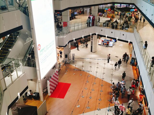 くの字のモールのセンターに位置するイベント広場_イオンモール川口