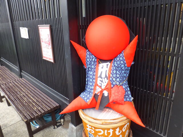 店頭のさるぼぼ_三川屋 本店
