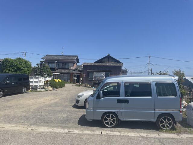 駐車場と奥の建物は受付場所です_横田農園