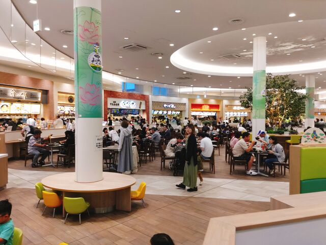 土曜日夕方のフードコートはかなり賑わっていました。_蓮田サービスエリア上り線