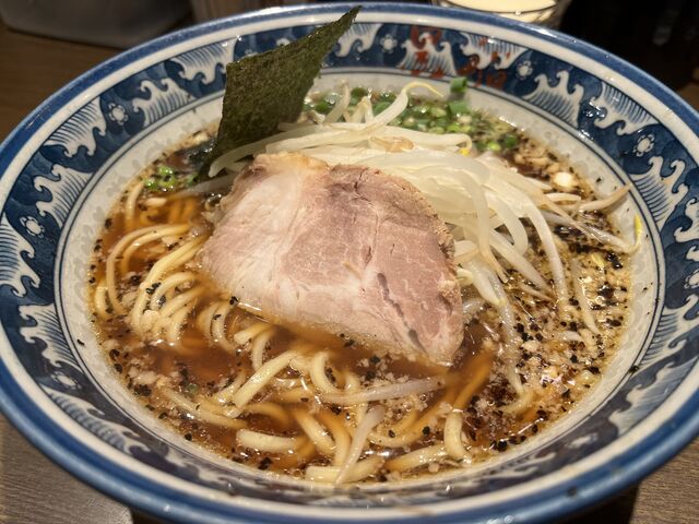 「醤油麺」スープはしっかりと旨みとコクがあり、醤油と焦がし葱の香りが最高。麺も具も美味しかったです。_麺屋黒船狛江店