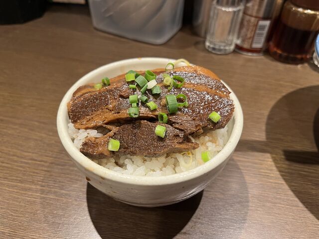 「煮豚小丼」味の染みた柔らかい大きめの煮豚が2枚載っていて、しっかりボリューミー。美味しかったです。_麺屋黒船狛江店