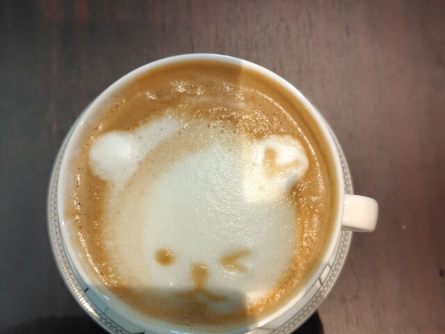 ラテを頼んだら、くまのラテが出てきました。可愛い!_白い恋人パーク