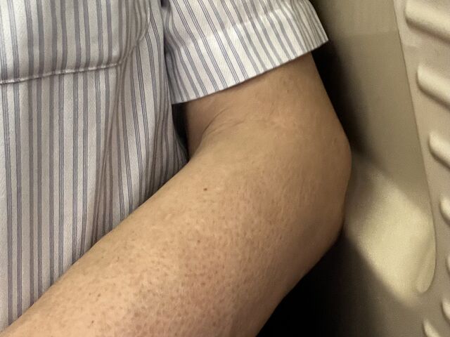 ちょうど膝が角に当たって痛くてたまらない_京浜急行電鉄