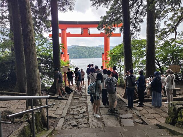 写真撮影のために並んでいるは全て外国人です_平和の鳥居