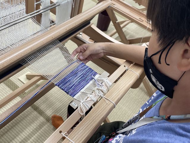初めての織り機で、緊張してました_手織り体験 おりなみ 浅草店