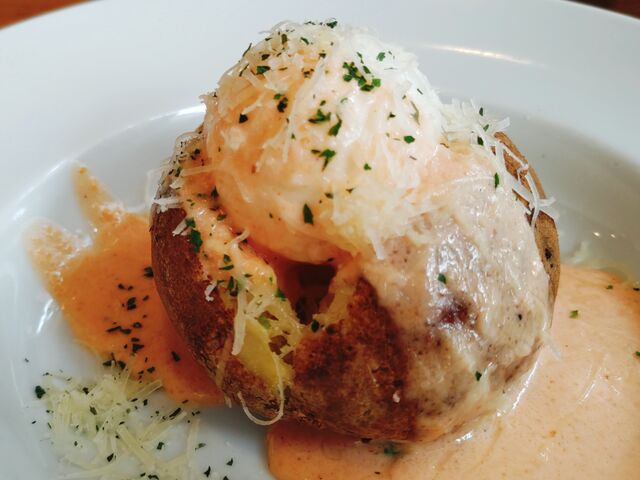 サイドメニューにじゃがバター半熟玉子トッピング。たらこソースが美味しい。_ココス扇店