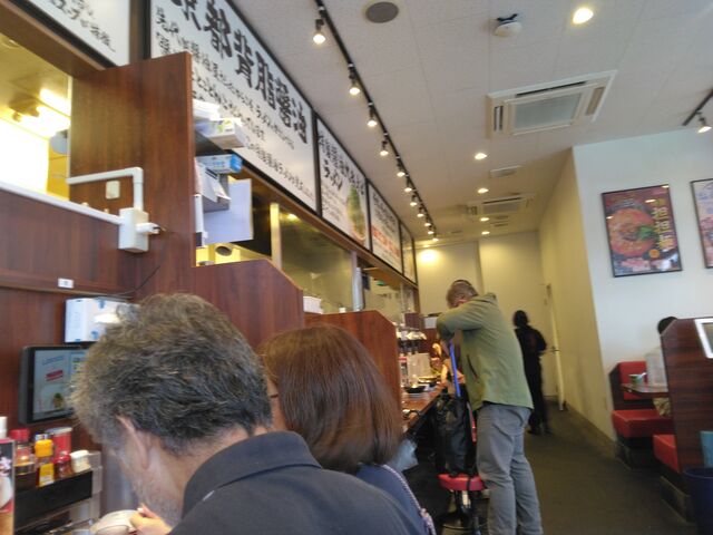 店内はお客さんで混み合っていました。_京都北白川ラーメン魁力屋 南砂店
