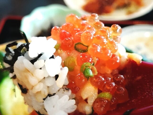 イクラ丼をスプーンでパクリ!_旬膳 はな房(はなぼう)