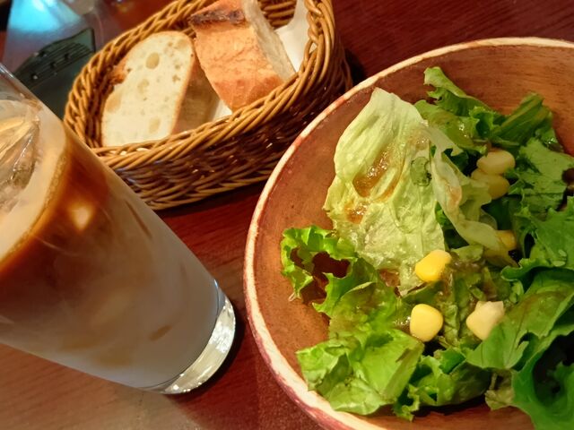 セットのパンとサラダ_BAR DEL SOLE DUE