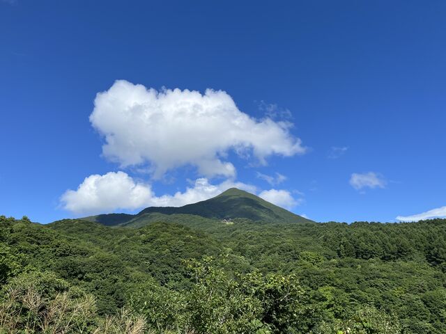 緑豊かな裾野に夏山全開の磐梯山_滑滝展望台
