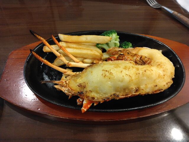 食べる身は僅かのロブスターです。_肉の万世 神田駅前店