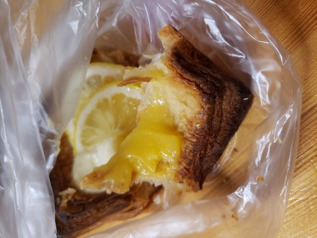 こんなに焦げたパイを店頭に並べるなんて。_どんぐり 本店
