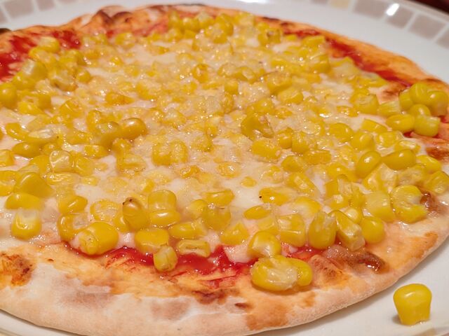 たっぷりコーンのピザ。美味しい。_サイゼリヤ西新宿店