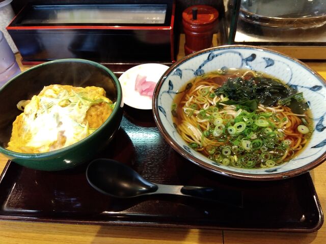 セットもの。そば用の天麩羅が卵とじされた丼ですね。_阪急そば石橋駅構内店