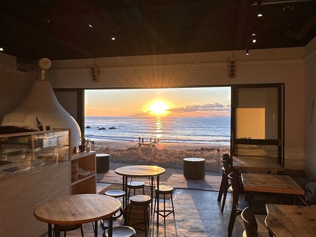 店内からの朝日_FermenCo.