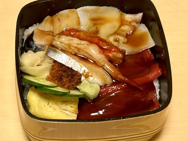 生チラシ丼です_三勝