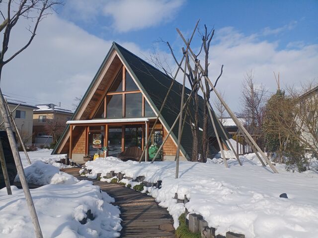 工場から見た Y&Yガーデン左側 三角屋根も素敵ですね_ヤスダヨーグルト