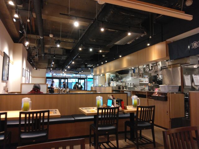 店内は相変わらず明るく綺麗です。_丸源ラーメン 上板橋店