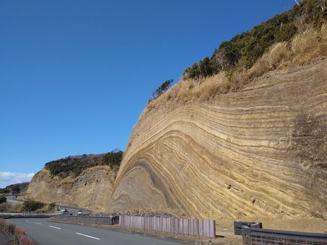 100メートル以上ありそうな地層大切断面。別名バームクーヘン。_伊豆大島