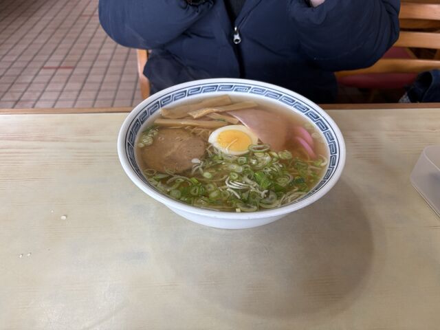 普通ラーメン!大盛りは、洗面器サイズの器にて提供_吉田食堂