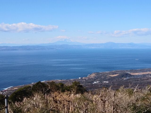 海の向こうには富士山や南アルプスの山々が見えます。_三原山外輪山展望台