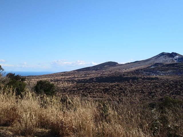 外輪山もよく見えます。_三原山外輪山展望台