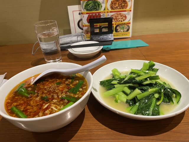 台湾ラーメンと青菜の炒め物です。
ラーメンはかなり辛いです。_味仙 JR名古屋駅店