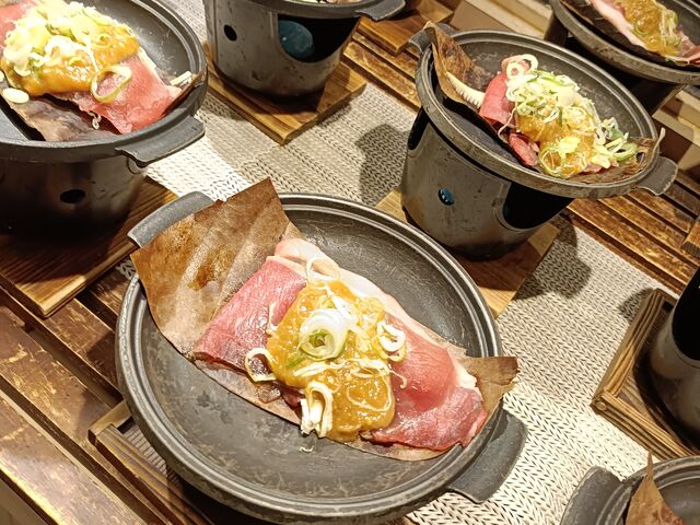 朴葉みそ牛肉もコンロごと卓上へ持って行く_大江戸温泉物語 Premium 下呂新館