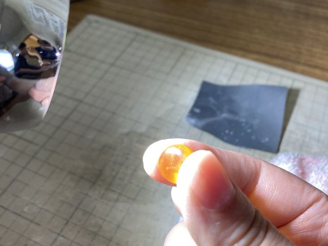 琥珀磨き、耐水ペーパーでゴシゴシしました_上山琥珀工芸