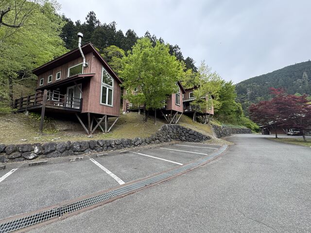 コテージと広々駐車場_吉田元気村