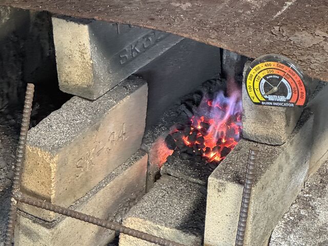 コークスと言う燃料を使って素材を焼きます。
写真では見えませんが、この左に手動の吹子があります。_奥出雲鍛冶屋モノづくり体験工房