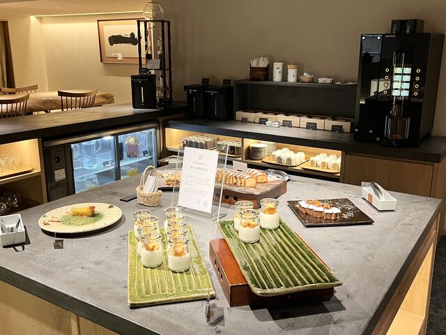 ラウンジではスィーツのおもてなし(夜はアルコールあり)_定山渓第一寶亭留 翠山亭
