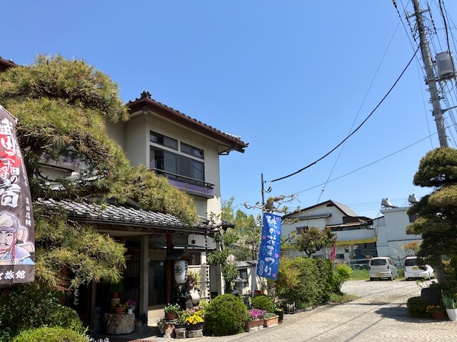 牡丹に藤に菖蒲に
色とりどりの花々がお出迎え_みなもと旅館