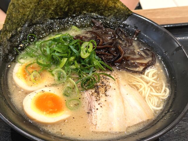 ばりかた屋の看板メニュー、煮玉子とキクラゲと青ネギトッピングの白とんこつラーメン。_ばりかた屋 アリオ川口店