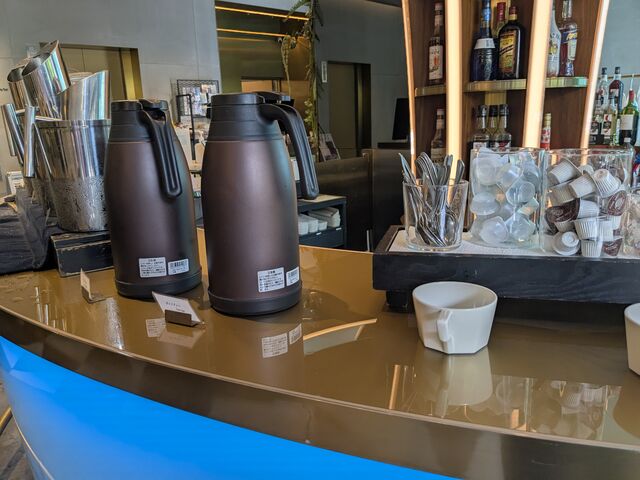 ホットティーとホットコーヒーの保温ボトル。_スラッシュカフェアンドバー 川崎(slash cafe & bar 川崎)