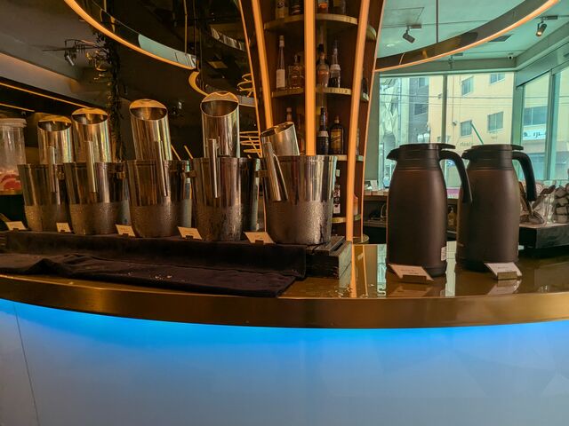 左からオレンジジ。リンゴ、アイスティー、アイスコーヒー、ミルク。_スラッシュカフェアンドバー 川崎(slash cafe & bar 川崎)