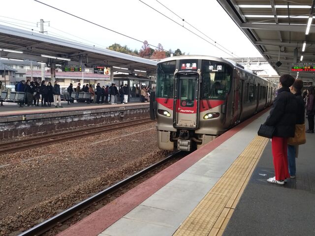 電車が来ました_JR宮島口駅
