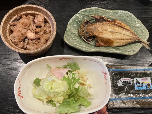 朝食は、タコ飯と焼き魚、卵や海苔。特性の味噌汁など豪華でした。白飯もあって、いろいろ味わえました。_あじ浜