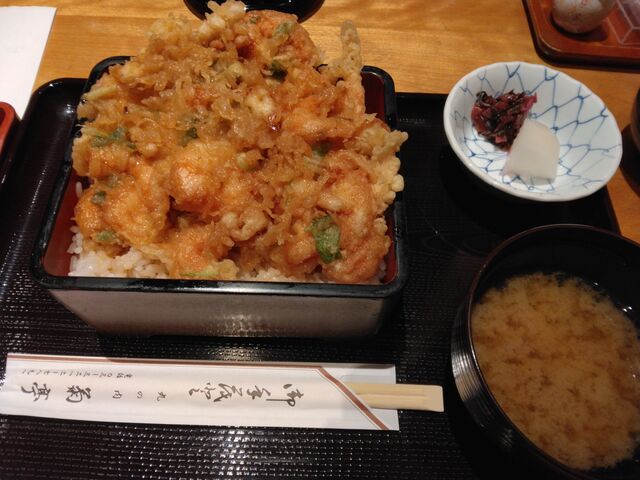 ボリューム満点の天重です。_てんぷら 菊亭