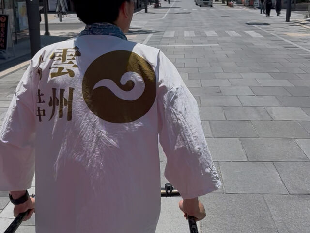 スタートしました!一の鳥居に向かいます!_雲州人力社中
