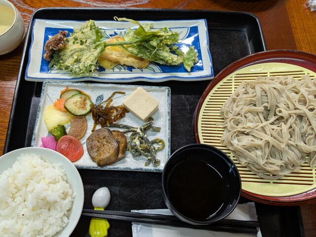 雑穀米(やつまた入り)も鹿肉・リンゴ・山菜類の天ぷらも初めてでした。
全て美味しかったです。
_古式そば打ち体験塾