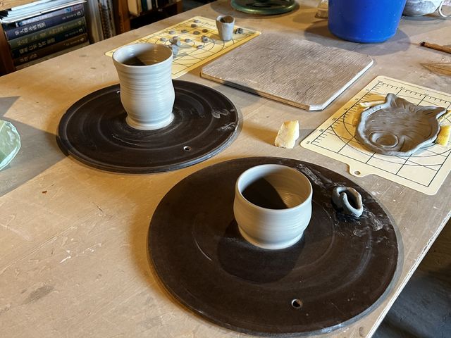 手前は父のコーヒーカップ。奥は私の大容量湯呑み【花瓶ではございません(。-_-。)】_野良窯